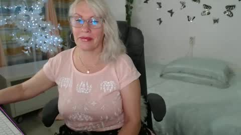 Snapshot of ghertrudequeen chatting on June 19, 4:17 am Ghertrudequeen online show from June 19, 4:17 am