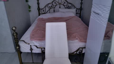 Snapshot of ghost_girlyy chatting on April 10, 5:01 am violeta online show from April 10, 5:01 am