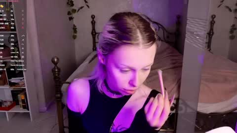 Snapshot of ghost_girlyy chatting on May 17, 4:43 am violeta online show from May 17, 4:43 am