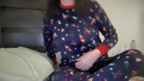 Snapshot of gia_is_horny chatting on December 3, 9:01 pm The Queen of Squirt online show from December 3, 9:01 pm