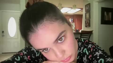 Snapshot of gia_is_horny chatting on December 5, 8:11 pm The Queen of Squirt online show from December 5, 8:11 pm