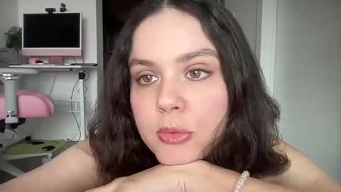 Snapshot of gia_is_horny chatting on December 13, 5:54 pm The Queen of Squirt online show from December 13, 5:54 pm