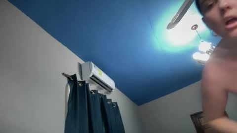 Snapshot of gia_is_horny chatting on February 7, 6:34 pm The Queen of Squirt online show from February 7, 6:34 pm