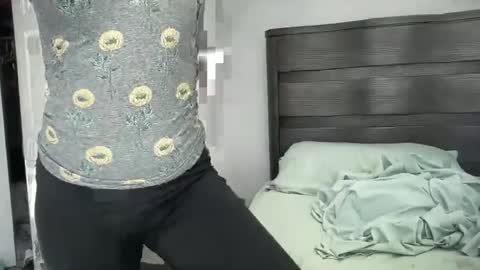 Snapshot of gia_is_horny chatting on February 25, 9:46 pm The Queen of Squirt online show from February 25, 9:46 pm