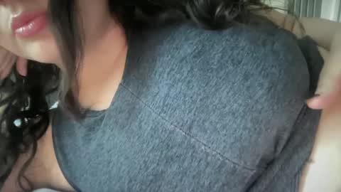 Snapshot of gia_is_horny chatting on March 11, 9:48 pm The Queen of Squirt online show from March 11, 9:48 pm