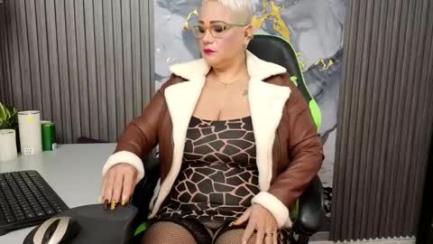 Snapshot of gianellacox chatting on February 19, 12:45 pm online show from February 19, 12:45 pm