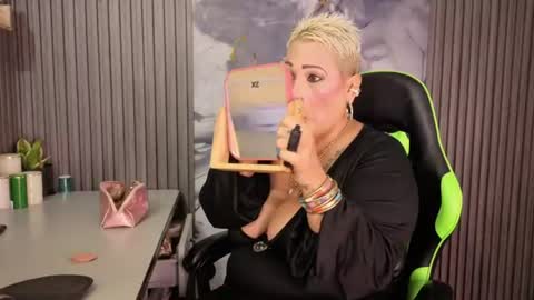 Snapshot of gianellacox chatting on June 27, 12:22 pm online show from June 27, 12:22 pm