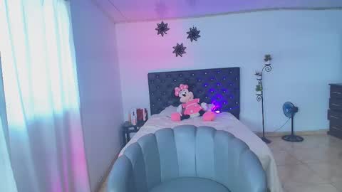 Giana Roberts online show from November 12, 4:18 pm