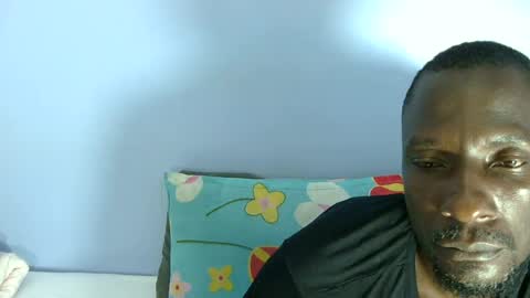Snapshot of giant_couple chatting on July 6, 12:18 am giant_couple online show from July 6, 12:18 am
