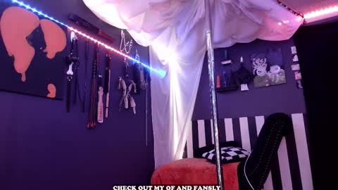 Giggles online show from December 15, 6:23 pm