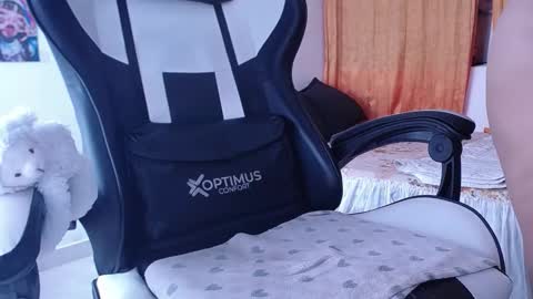 Snapshot of gigi_queens chatting on October 3, 4:59 pm gigi online show from October 3, 4:59 pm