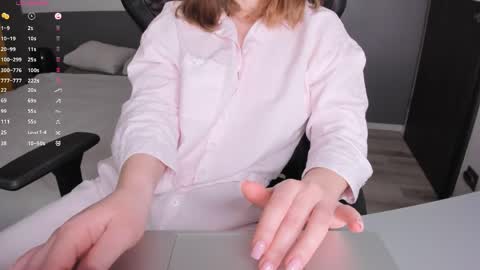 gigihadd online show from April 25, 1:41 pm