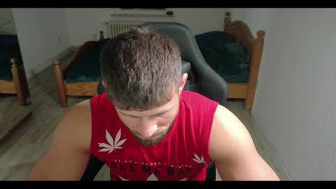 Snapshot of gigollo65 chatting on April 4, 10:51 pm Moki online show from April 4, 10:51 pm