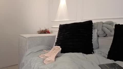 Giigii Hadid  online show from May 27, 7:33 pm