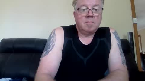 Snapshot of gimmmieoooo chatting on February 8, 1:53 am gimmmieoooo online show from February 8, 1:53 am