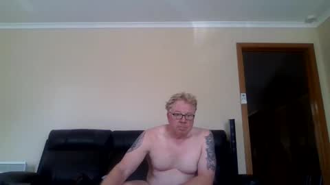 Snapshot of gimmmieoooo chatting on February 18, 6:09 am gimmmieoooo online show from February 18, 6:09 am