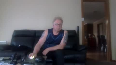 Snapshot of gimmmieoooo chatting on February 22, 6:13 am gimmmieoooo online show from February 22, 6:13 am