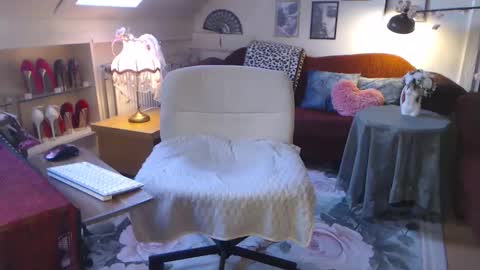 Snapshot of ginablondecam chatting on May 15, 6:04 pm Gina online show from May 15, 6:04 pm
