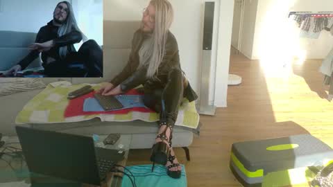 Snapshot of gingerpink1911 chatting on December 17, 12:11 pm GingerPink online show from December 17, 12:11 pm