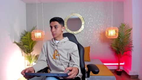 Snapshot of gio_carangi chatting on May 2, 2:49 am Gio Carangi online show from May 2, 2:49 am