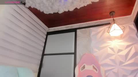 Snapshot of girl_crown chatting on December 31, 12:32 am emily online show from December 31, 12:32 am