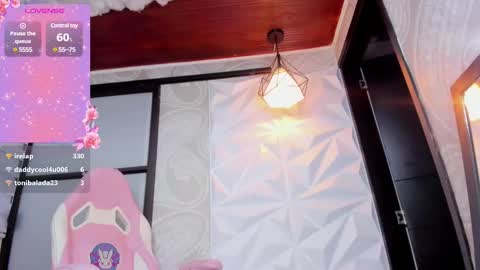 Snapshot of girl_crown chatting on March 8, 11:16 am emily online show from March 8, 11:16 am