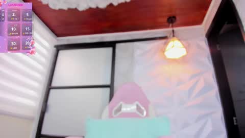 Snapshot of girl_crown chatting on March 10, 5:50 pm emily online show from March 10, 5:50 pm