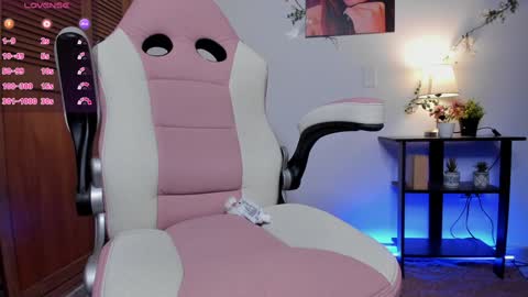 Snapshot of girl_dollx chatting on December 1, 5:02 pm Bri online show from December 1, 5:02 pm