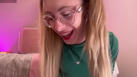 Snapshot of girl_i_am chatting on December 23, 5:11 pm Nikki online show from December 23, 5:11 pm