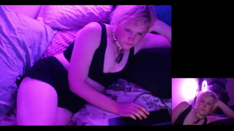 Snapshot of girldell chatting on January 14, 3:01 am girldell online show from January 14, 3:01 am