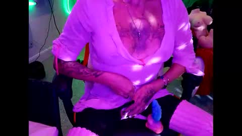 Snapshot of girls227445638252 chatting on September 28, 6:19 am girls227445638252 online show from September 28, 6:19 am