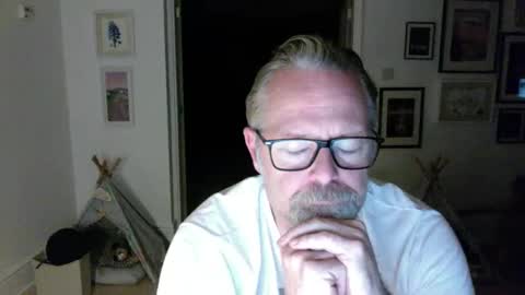 Snapshot of girlsandbikes chatting on April 24, 11:07 pm girlsandbikes online show from April 24, 11:07 pm