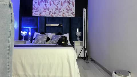     online show from March 27, 10:15 am