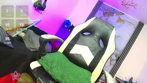 Snapshot of gisele_fox chatting on May 21, 11:01 pm Gisel online show from May 21, 11:01 pm