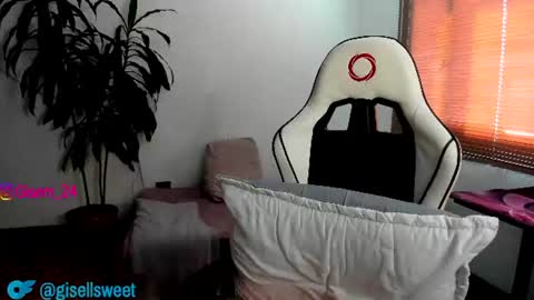 Snapshot of gisellasweet chatting on June 21, 8:00 pm Gisella online show from June 21, 8:00 pm