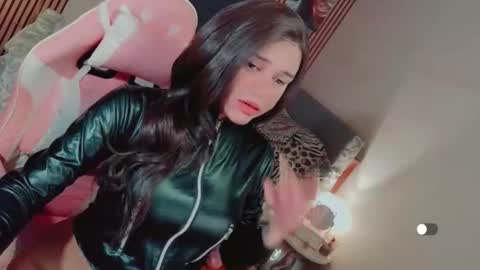 Snapshot of glamorous_queen chatting on May 15, 3:57 am AYANAH online show from May 15, 3:57 am