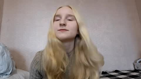 Snapshot of glennabeem chatting on April 1, 2:47 pm Laura online show from April 1, 2:47 pm