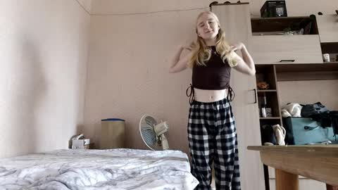 Snapshot of glennabeem chatting on April 9, 7:14 am Laura online show from April 9, 7:14 am