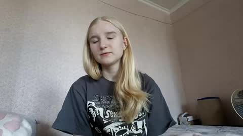 Snapshot of glennabeem chatting on April 11, 7:24 am Laura online show from April 11, 7:24 am