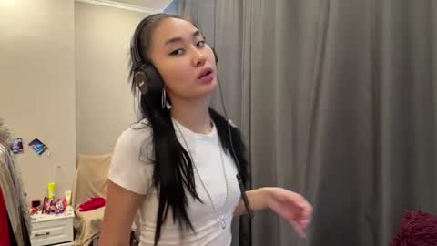 Mia online show from March 30, 11:33 am