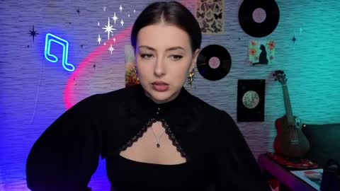 Snapshot of glo_lo chatting on December 4, 6:39 pm Bye everybody Ill be online Monday December 2nd Saturday and Sunday off online show from December 4, 6:39 pm