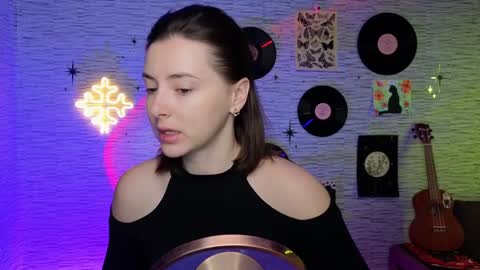 Snapshot of glo_lo chatting on December 10, 6:33 am Bye everybody Ill be online Monday December 2nd Saturday and Sunday off online show from December 10, 6:33 am