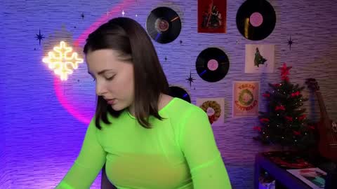 Snapshot of glo_lo chatting on December 16, 6:05 pm Bye everybody Ill be online Monday December 2nd Saturday and Sunday off online show from December 16, 6:05 pm