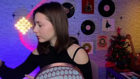 Snapshot of glo_lo chatting on December 19, 6:23 am Bye everybody Ill be online Monday December 2nd Saturday and Sunday off online show from December 19, 6:23 am