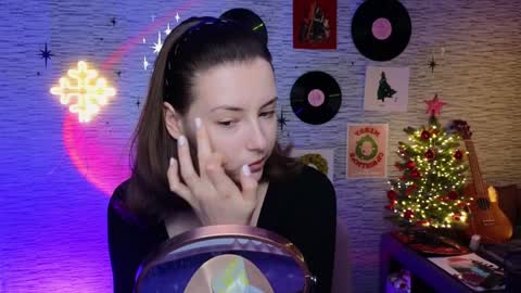 Snapshot of glo_lo chatting on January 17, 8:02 am Bye everybody Ill be online Monday December 2nd Saturday and Sunday off online show from January 17, 8:02 am