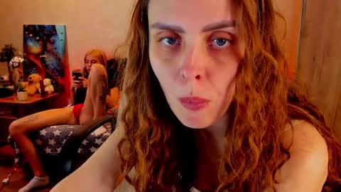 Snapshot of gloria_wood chatting on December 5, 10:45 pm Gloria Wood online show from December 5, 10:45 pm