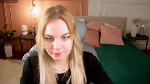 Snapshot of glow_margo chatting on April 23, 1:07 am Margo online show from April 23, 1:07 am