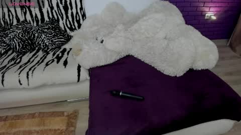 Snapshot of glowmimi chatting on May 15, 5:31 pm Mia online show from May 15, 5:31 pm