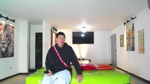 THOMAS AND DAMIAND online show from January 18, 8:56 pm