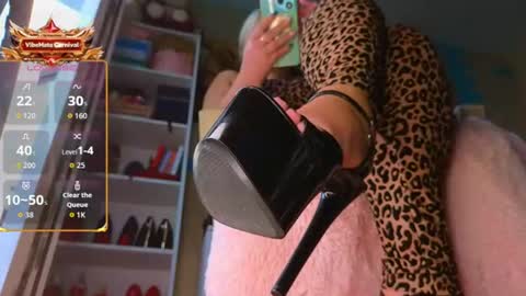 Snapshot of goddess_isabella11 chatting on August 6, 3:08 am Mrs. Isabella online show from August 6, 3:08 am